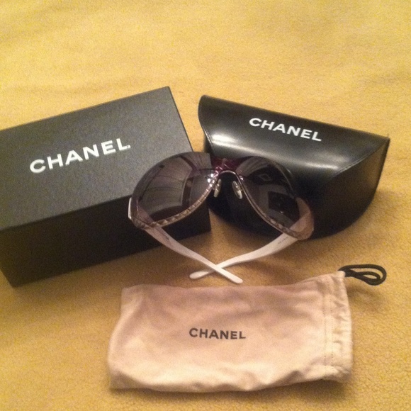 CHANEL Sunglasses - Picture 1 of 1